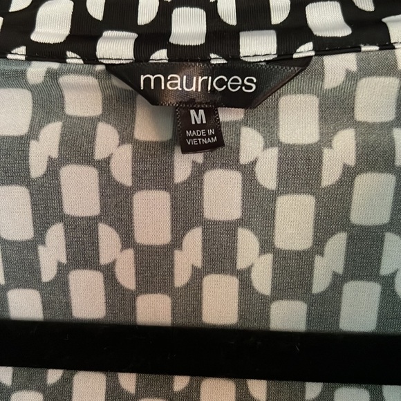 MAURICE’S Black/White Pattern V-Neck/Button Cap Sleeve Top, Medium, GUC. - Picture 3 of 8